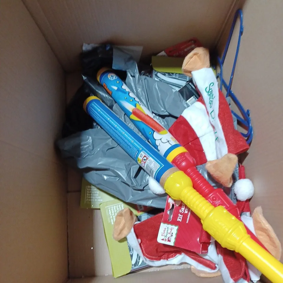 BOX OF APPROXIMATELY 15 ASSORTED HOUSEHOLD PRODUCTS TO INCLUDE CLOTHES HANGERS, SMART LIDZ, IPAD FOLDER CASES ETC 