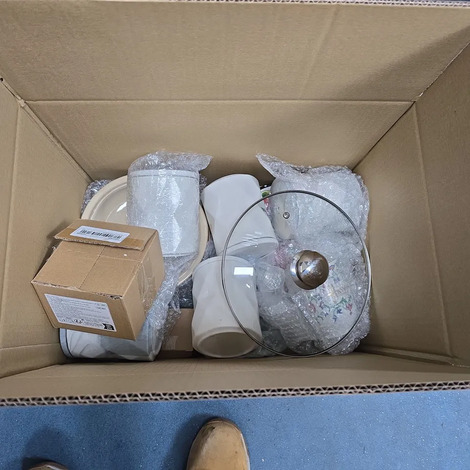 LOT OF APPROXIMATELY 20 ASSORTED POTTERY ITEMS TO INCLUDE SAUCERS, CHRISTMAS HIGHLAND COW PLATE AND HOUSE TEA LIGHT HOLDER