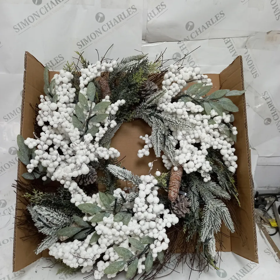 WHITE BERRY PRE-LIT CHRISTMAS WREATH  RRP £39.99