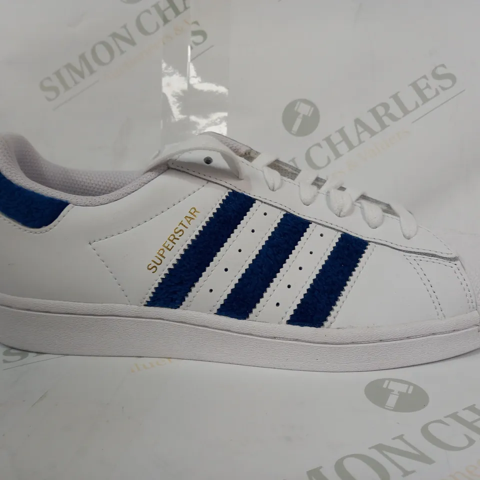 PAIR OF ADIDAS SUPERSTAR SHOES IN WHITE/BLUE UK SIZE 7.5