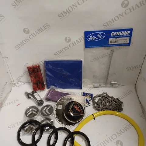 BOX OF APPROXIMATELY 20 ASSORTED VEHICULAR PARTS & ACCESSORIES TO INCLUDE REPLACEMENT PEDAL, BICYCLE CHAINS, AUDI BADGE ETC