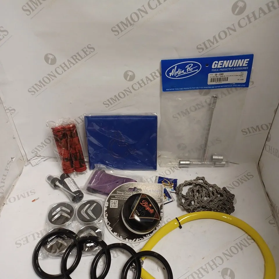 BOX OF APPROXIMATELY 20 ASSORTED VEHICULAR PARTS & ACCESSORIES TO INCLUDE REPLACEMENT PEDAL, BICYCLE CHAINS, AUDI BADGE ETC 