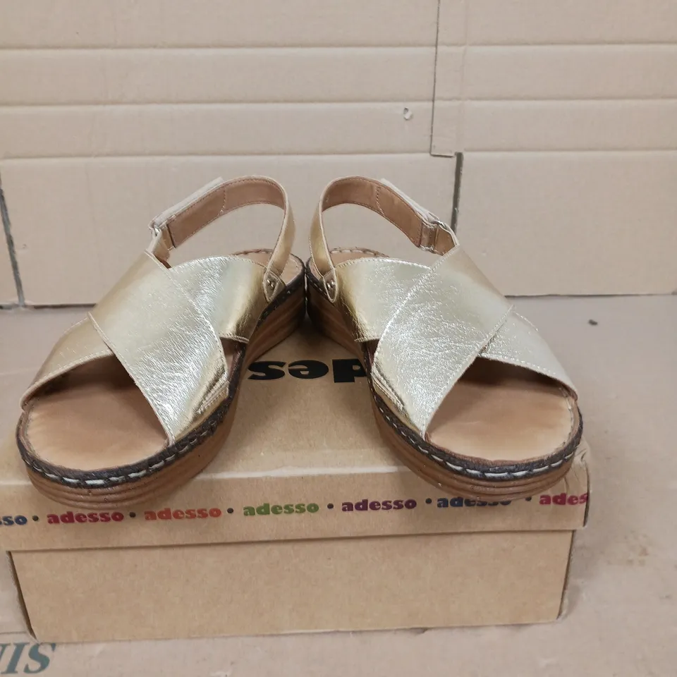 ADESSO CROSSOVER SANDALS GOLD SIZE 5