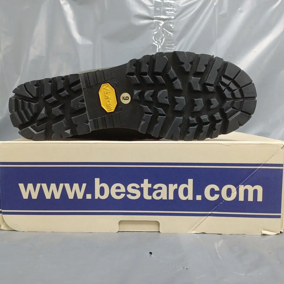 BOXED PAIR OF BUSTARD BOOTS IN DUSTY SAGE SIZE UK 9