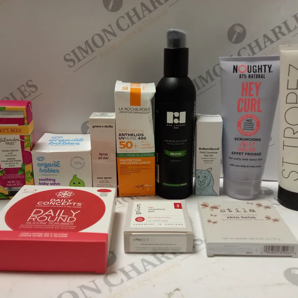 BOX OF APPROX 10 ASSORTED BEAUTY PRODUCTS TO INCLUDE BURT'S BEES HAND CREAM, BE BAREFACED CORRECTIVE EYE GEL, ST TROPEZ FIRMING TANNING LOTION. ETC 