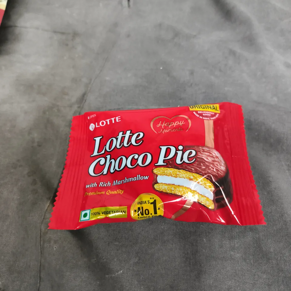 BOX OF APPROXIMATELY 12 ASSORTED FOOD ITEMS INCLUDING FLETCHERS BILTONG , DIKINS COCONUT FLAKES AND LOTTE CHOCO PIE 