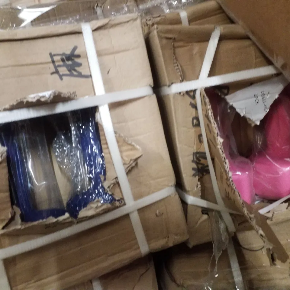 PALLET CONTAINING ASSORTED PRODUCTS INCLUDING REUSABLE SHOPPING TROLLEY BAGS & ASSORTED DUMBBELLS