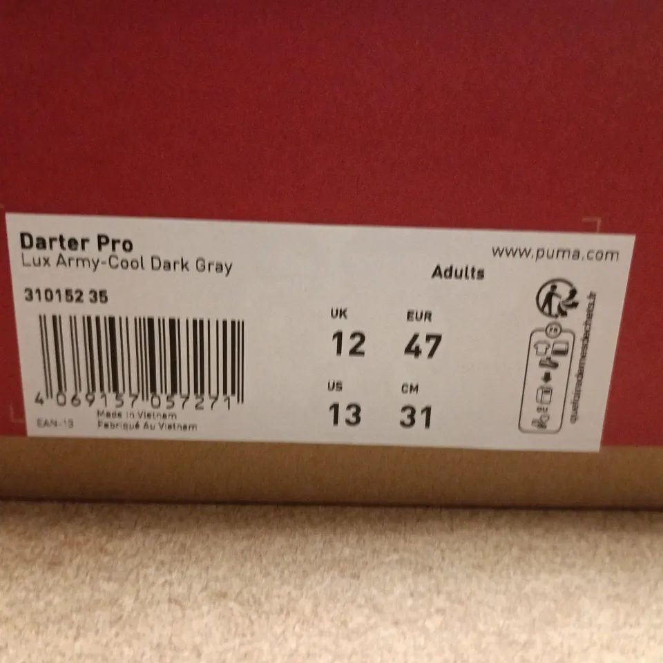 BOXED PAIR OF PUMA DARTER PRO LUX ARMY TRAINERS – COOL DARK GRAY SNEAKERS - UK 12
