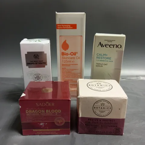 LOT OF 5 ASSORTED HEALTH CARE AND BEAUTY PRODUCTS TO INCLUDE BIO OIL (125ML), AVEENO CALM & RESTORE TRIPLE OAT SERUM (30ML), THE BODY SHOP DROPS OF YOUTH (30ML), ETC.