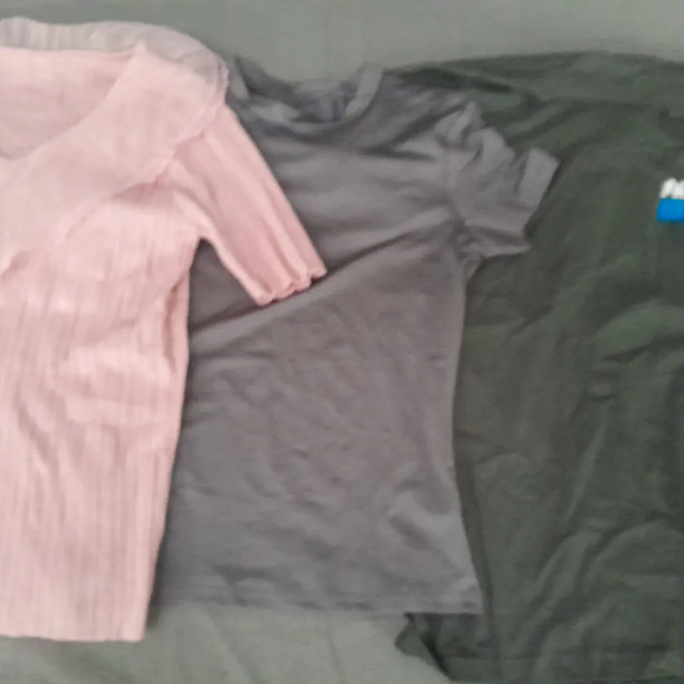 BOX OF APPROXIMATELY 20 ASSORTED CLOTHING AND FASHION ITEMS IN VARIOUS STYLES, SIZES, AND COLOURS