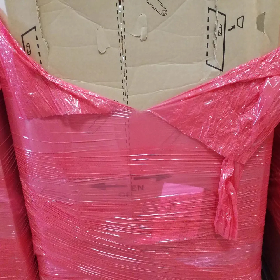 PALLET CONTAINING ASSORTED PRODUCTS INCLUDING TOILET SEAT, PLEATED PAPER SHADE & ROLLER BLINDS