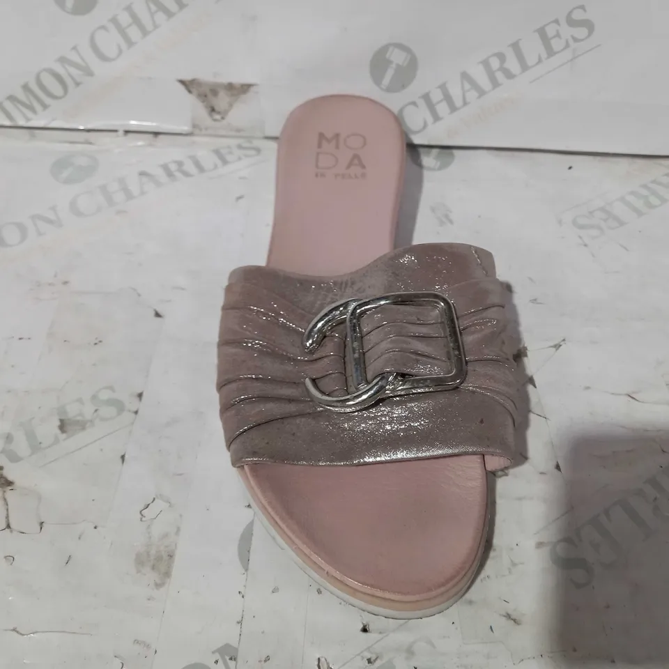 BOXED PAIR OF MODA IN PELLE SANDALS IN ROSE GOLD COLOUR EU SIZE 39