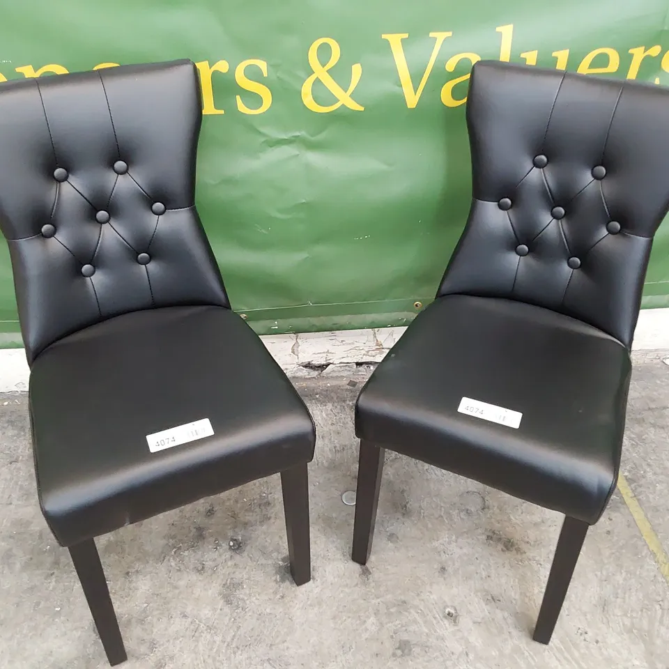 PAIR OF DESIGNER UPHOLSTERED BUTTONED & RING BACK DINING CHAIRS BLACK PU ON BLACK WOOD LEGS
