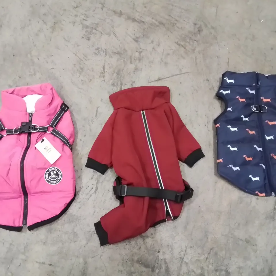 PALLET CONTAINING A LARGE QUANTITY OF DOG COATS AND HARNESSES