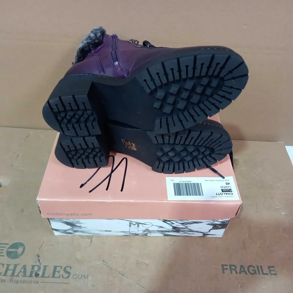 BOXED PAIR OF MODA IN PELLE PURPLE BOOTS - SIZE 40