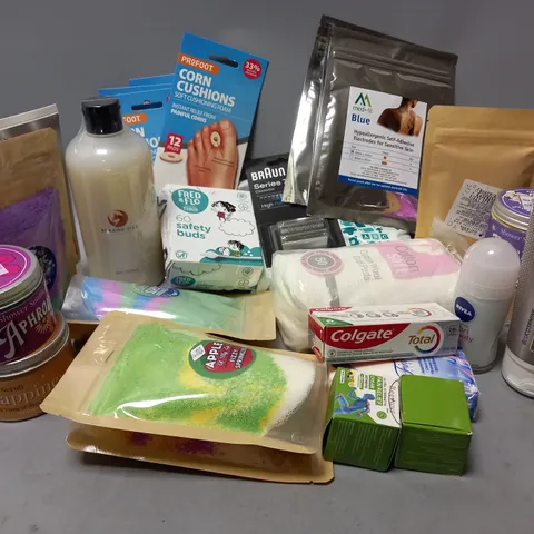 APPROXIMATELY 20 ASSORTED COSMETICS ITEMS TO INCLUDE FX-SILICA SOOTHING GEL (150ml), COLGATE TOTAL TOOTHPASTE, BRAUN SERIES 7 CASSETTE PART, ETC