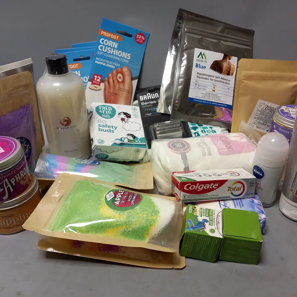 APPROXIMATELY 20 ASSORTED COSMETICS ITEMS TO INCLUDE FX-SILICA SOOTHING GEL (150ml), COLGATE TOTAL TOOTHPASTE, BRAUN SERIES 7 CASSETTE PART, ETC 
