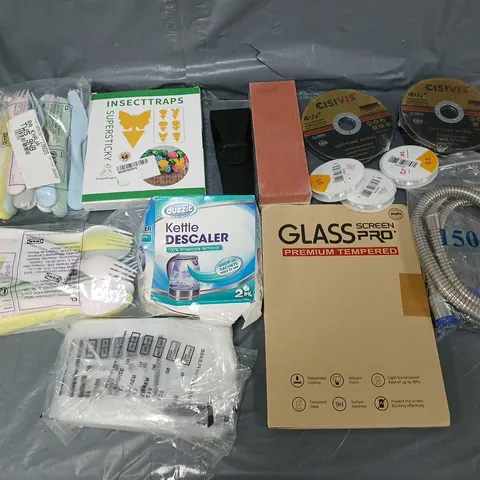 APPROXIMATELY 10 ASSORTED HOUSEHOLD ITEMS TO INCLUDE - COIN BAGS, CUTLERY, AND CISIVIS CUTTIGN WHEELS ETC. 