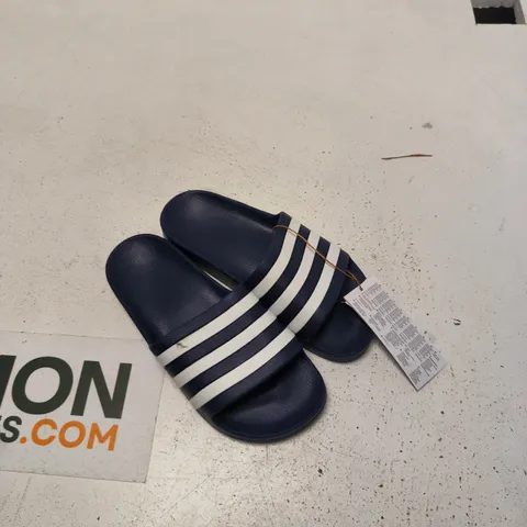 ADIDAS ADILETTE AQUA NAVY SLIDE SANDALS – MEN’S UK 5 (EU 38) – WITH TAGS