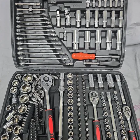 MECHANIC'S SOCKET & BIT TOOL SET IN PLASTIC CASE / COLLECTION ONLY 