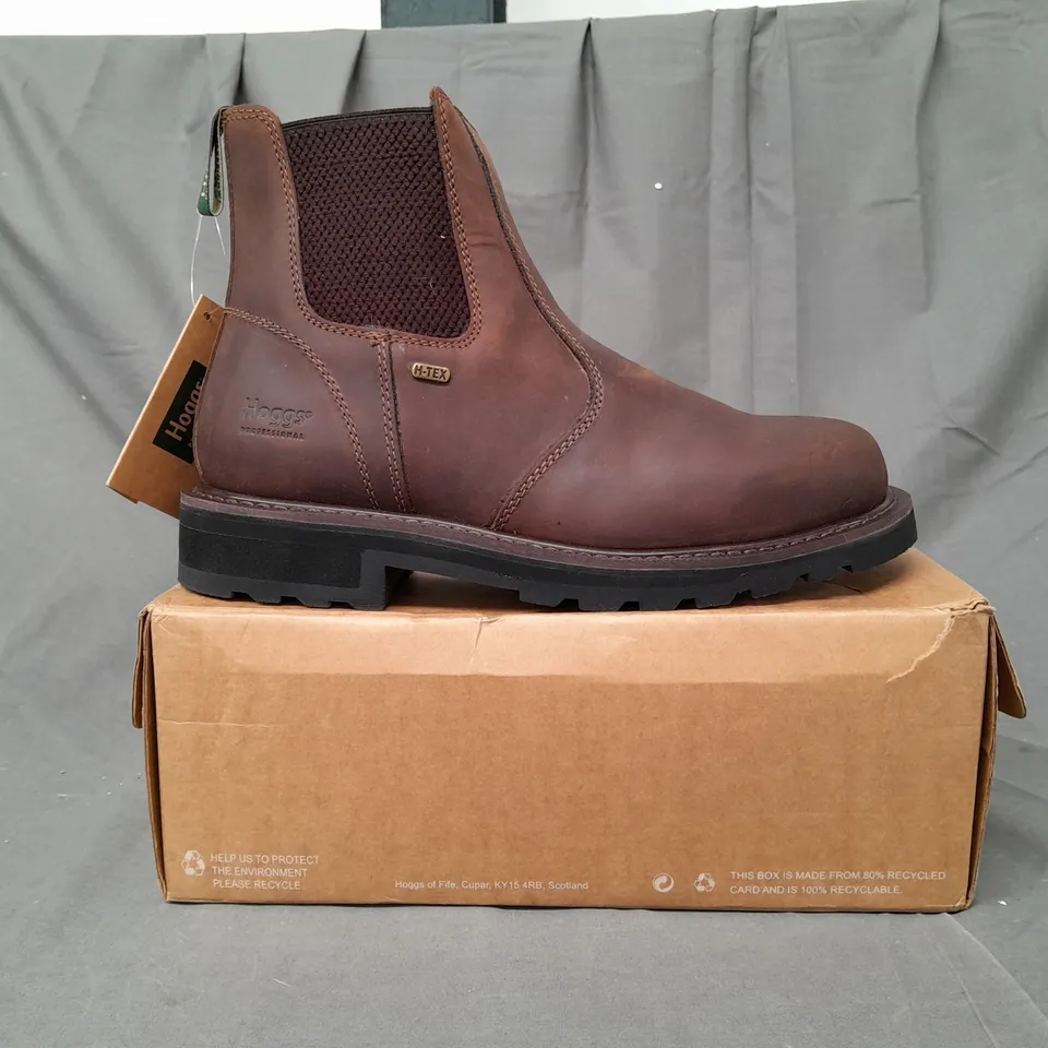 BOXED PAIR OF HOGGS WATERPROOF SHIRE PRO DEALER BOOTS IN BROWN EU SIZE 41