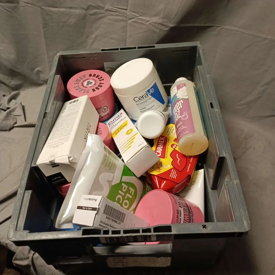 APPROXIMATELY 20 ASSORTED COSMETIC ITEMS TO INCLUDE EURAX CREAM, CARMEX LIP TIN, BULL DOG MOISTURISER, CYCLAX 1896 BODY WASH, CERA VE ETC