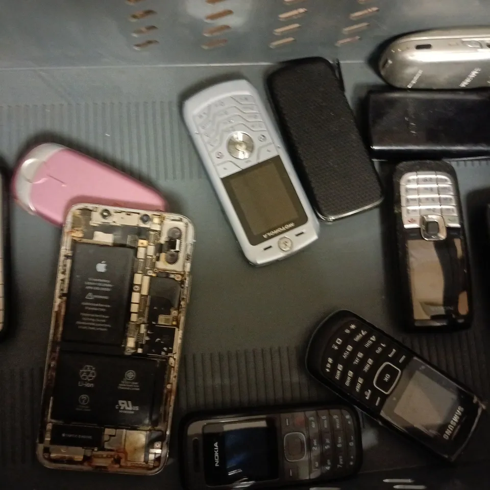 APPROXIMATELY 10 ASSORTED OLD MOBILE PHONES TO INCLUDE SAMSUNG, SONY ERICSSON, MOTOROLA, ETC