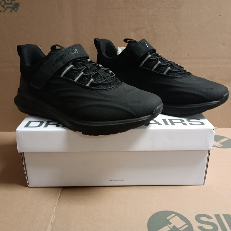 BOXED PAIR OF DREAM PAIRS TRAINERS IN BLACK SIZE UK 4