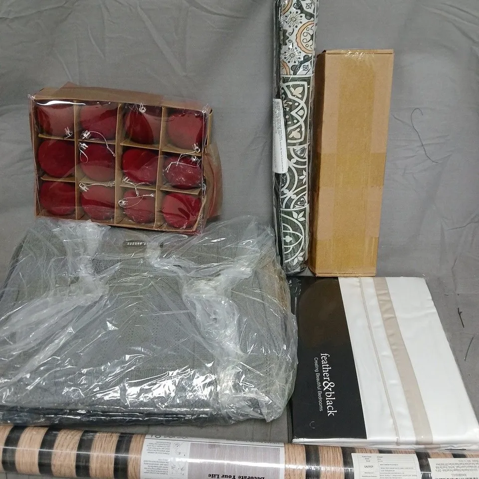 APPROXIMATELY 20 ASSORTED HOUSEHOLD PRODUCTS TO INCLUDE WALLPAPER, HOTEL COLLECTION PILLOWCASES, BAUBLES, ETC - COLLECTION ONLY