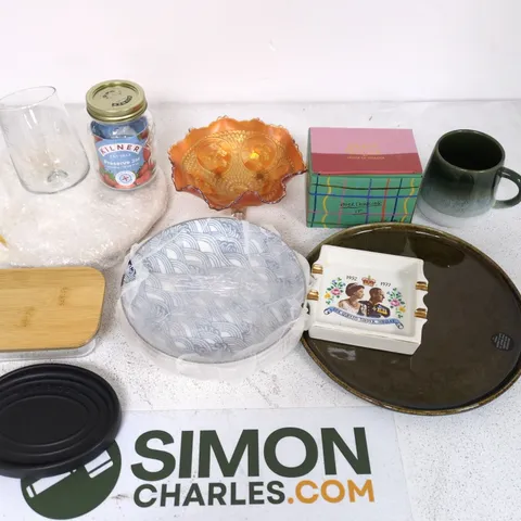 LOT OF APPROXIMATELY 25 ASSORTED HOME CERAMIC AND PORCELAIN ITEMS TO INCLUDE GLAZED PLATES, CUPS AND DISHES