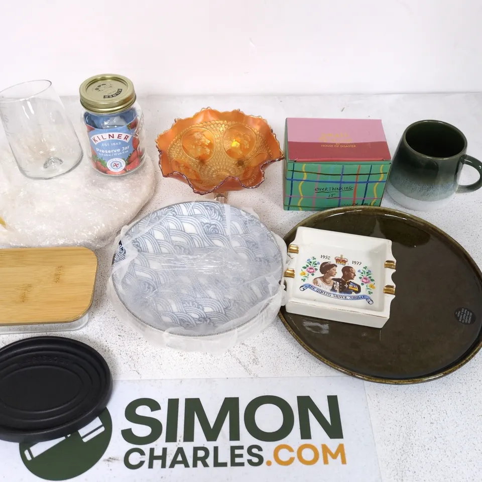 LOT OF APPROXIMATELY 25 ASSORTED HOME CERAMIC AND PORCELAIN ITEMS TO INCLUDE GLAZED PLATES, CUPS AND DISHES