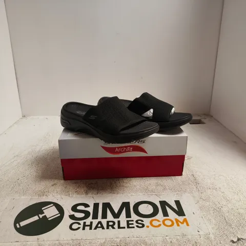 SKECHERS ARCH FIT SANDALS – BLACK, BOXED UK 6