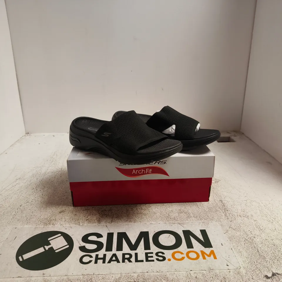 SKECHERS ARCH FIT SANDALS – BLACK, BOXED UK 6