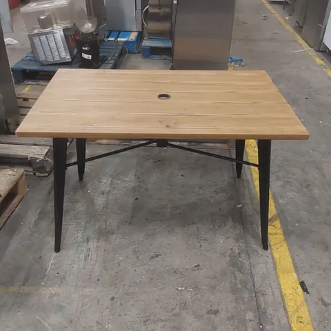 GARDEN TABLE WITH PARASOL HOLE