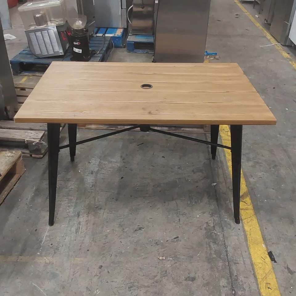 GARDEN TABLE WITH PARASOL HOLE