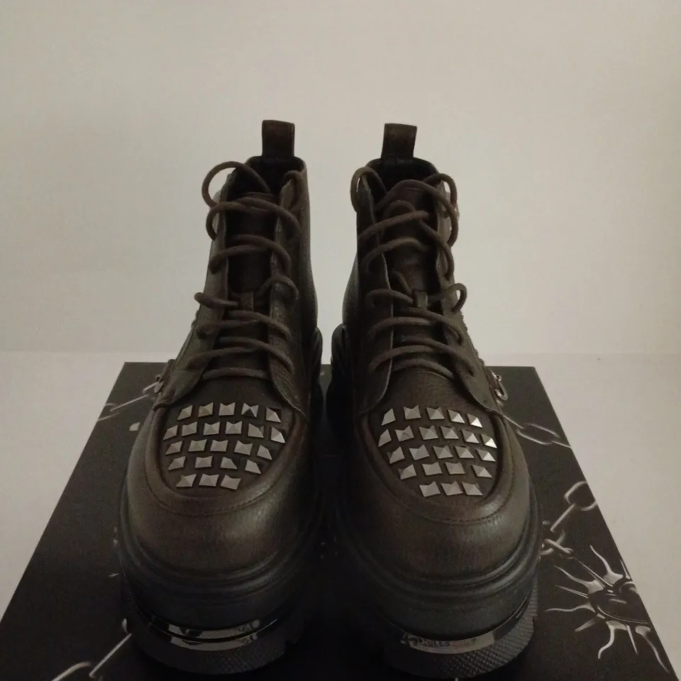 BOXED PAIR OF KOI CHAINED UP ENVY SKULL HARDWARE PLATFORM BOOTS – UK SIZE 6