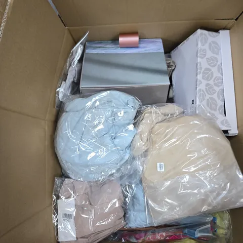 BOX OF APPROXIMATELY 20 ASSORTED ITEMS TO INCLUDE: & MAISI BLUE TSHIRT