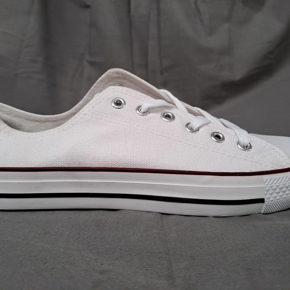 BOX OF APPROXIMATELY 10 PAIRS OF DESIGNER SHOES IN WHITE IN VARIOUS SIZES