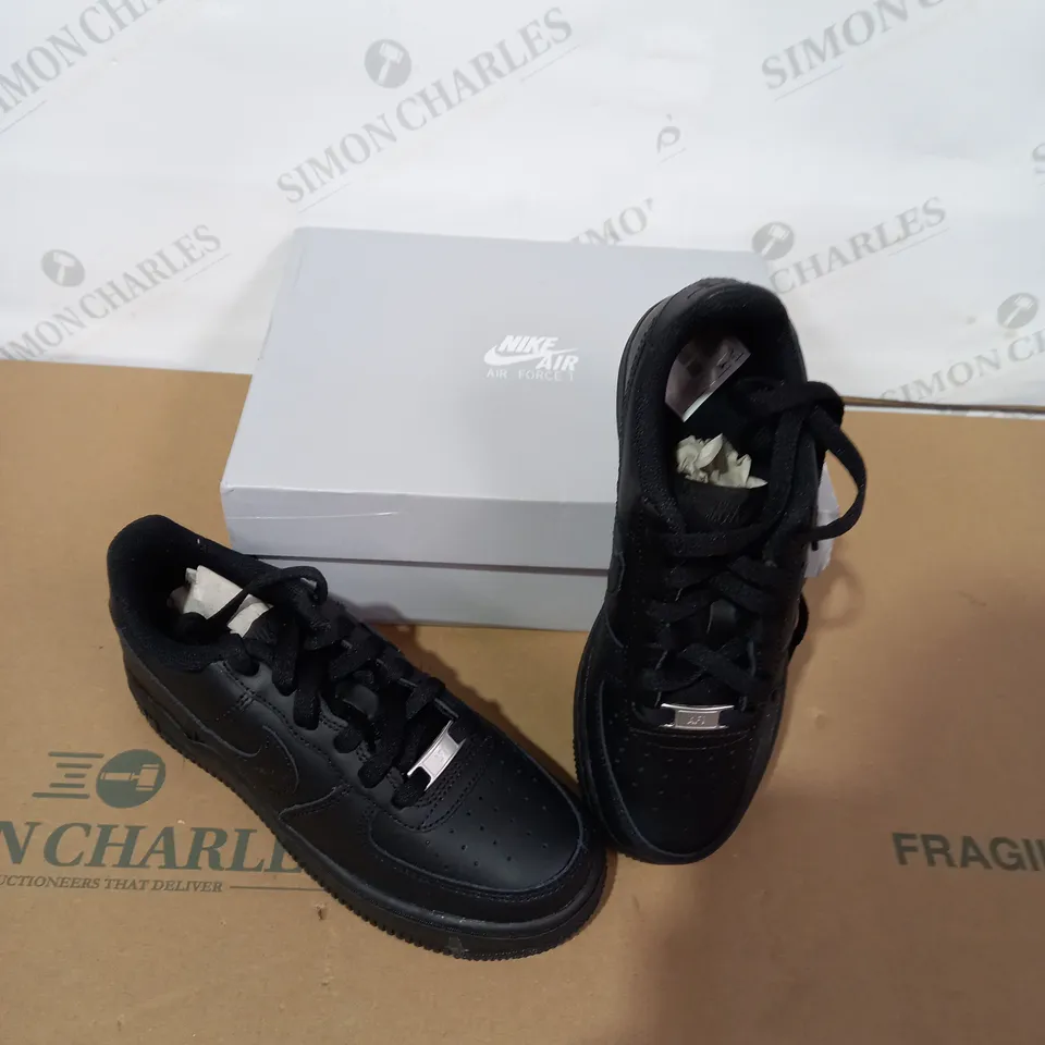 BOXED PAIR OF NIKE BLACK TRAINERS SIZE 3