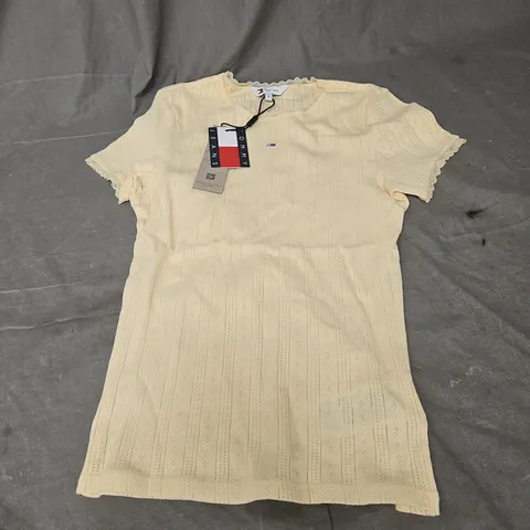 TOMMY JEANS POINTELLE RIB T-SHIRT IN BUTTER YELLOW CUSTARD CREAM SIZE M