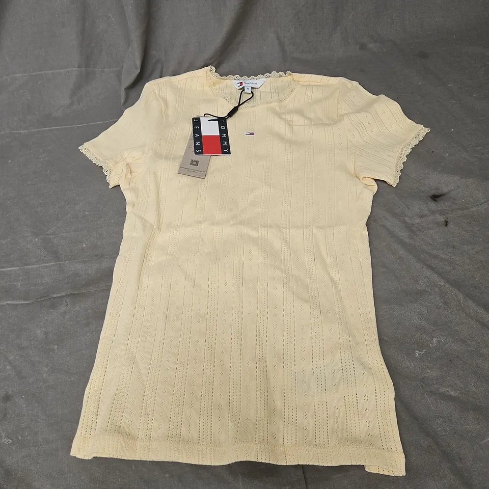 TOMMY JEANS POINTELLE RIB T-SHIRT IN BUTTER YELLOW CUSTARD CREAM SIZE M