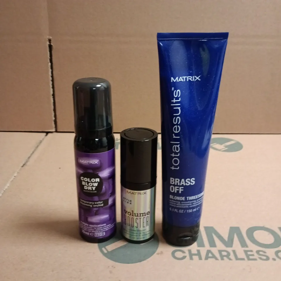 BOX OF APPROXIMATELY 40 MATRIX HAIRCARE PRODUCTS TO INCLUDE BRASS OFF PROTECTING CREAMS, TEMPORARY COLOUR SPRAYS AND VOLUME BOOSTERS