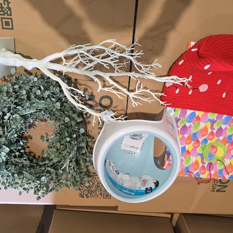 BOX OF APPROXIMATELY 8 ASSORTED HOUSEHOLD ITEMS TO INCLUDE - BAUBLES, STORAGE BASKETS, AND PARTY BAG ETC.