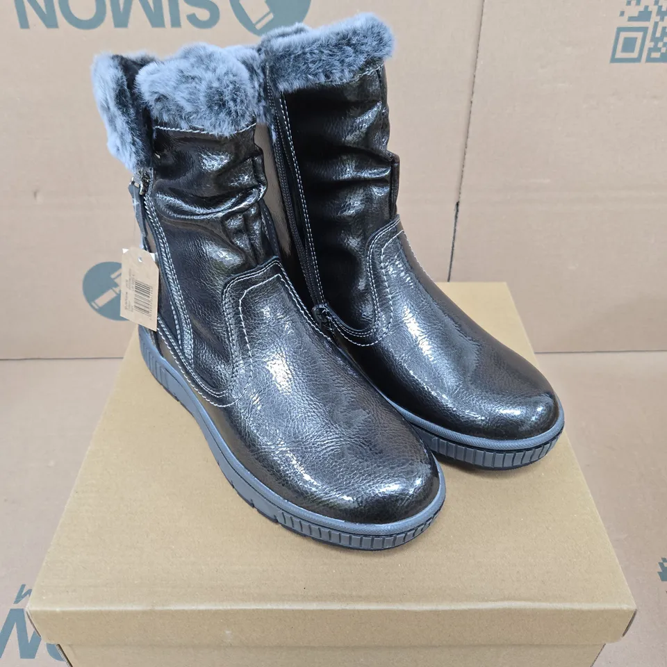 JO & JOE JADE POWDER CRINKLE PATENT PU BOOTS – UK 4