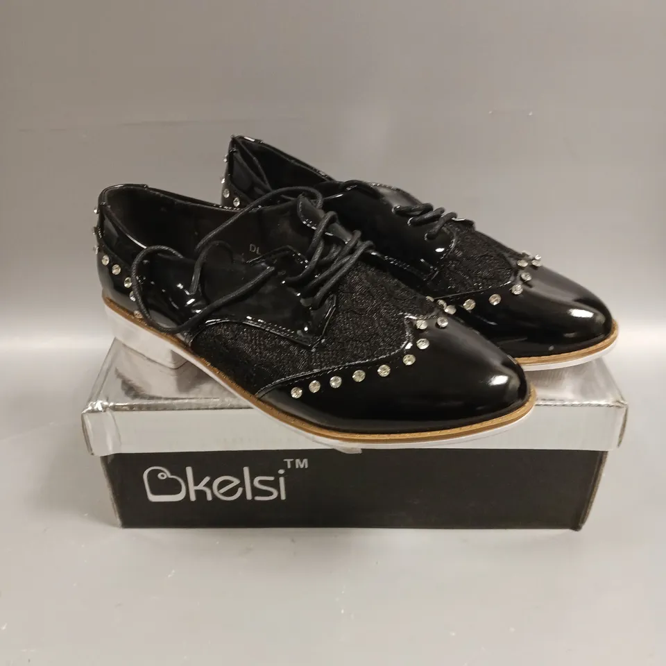 BOXED PAIR OF KELSI LACED SEQUINED SHOES IN BLACK - 4