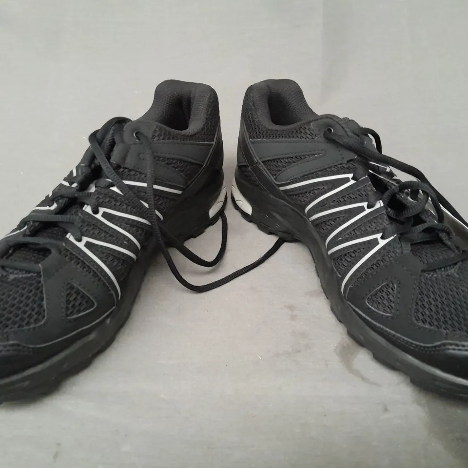 PAIR OF SALOMON TRAINERS IN BLACK UK SIZE 8