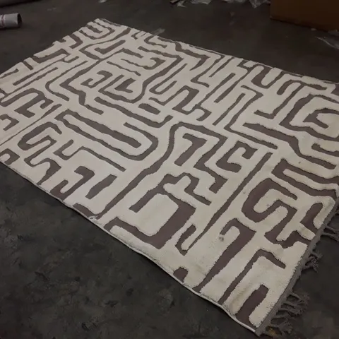 QUALITY DESIGNER AREA RUG APPROXIMATELY 190×300CM