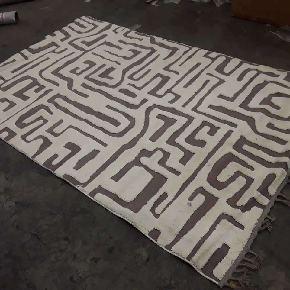 QUALITY DESIGNER AREA RUG APPROXIMATELY 190×300CM