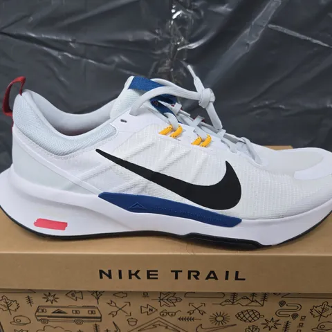 BOXED PAIR OF NIKE JUNIPER TRAIL 2 TRAINERS IN WHITE MULTI - UK 11