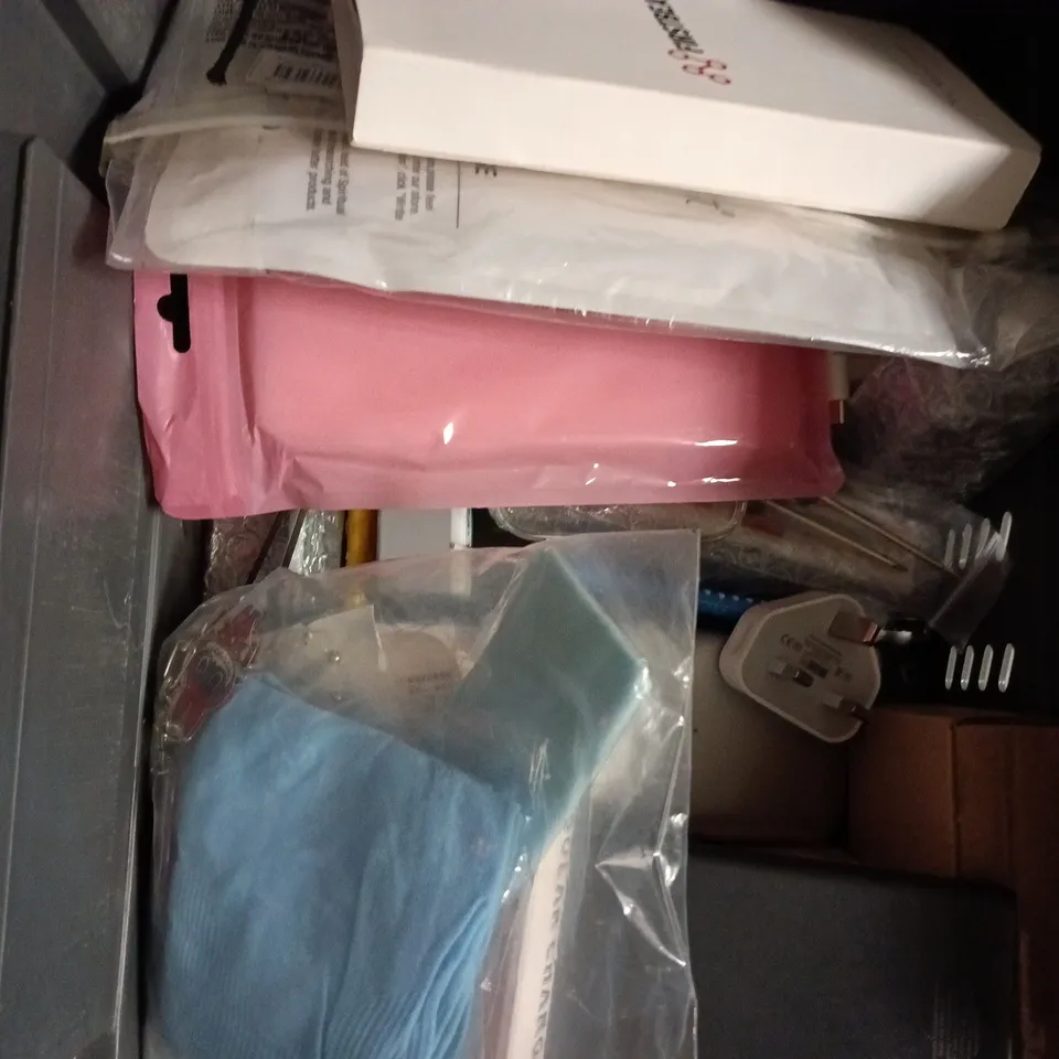 APPROXIMATELY 20 ASSORTED SMARTPHONE ACCESSORIES TO INCLUDE CHARGING CABLES, POWERBANKS, PHONE CASES ETC 